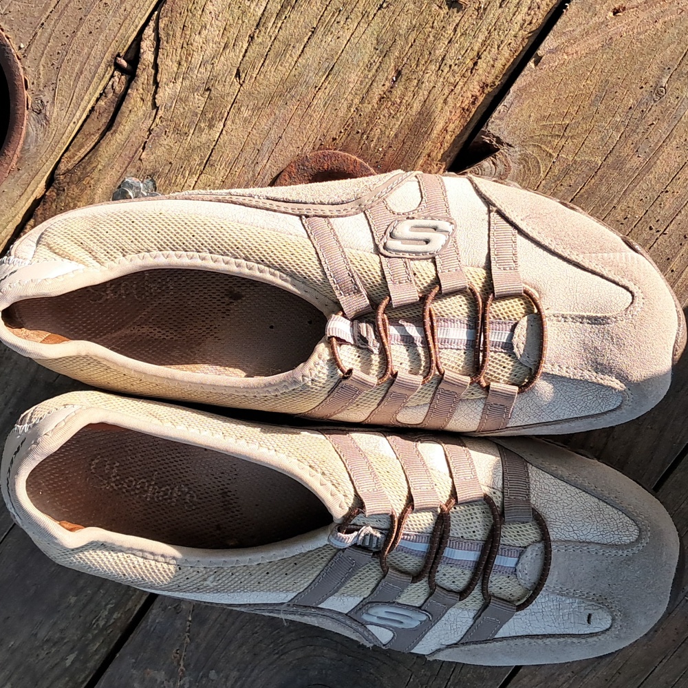 Tennis shoes